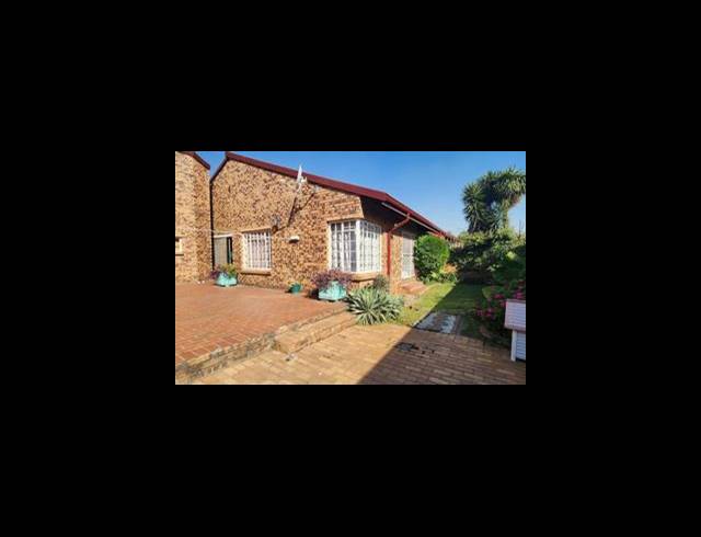 3 BEDROOM TOWNHOUSE FOR SALE IN ALBERTON NORTH